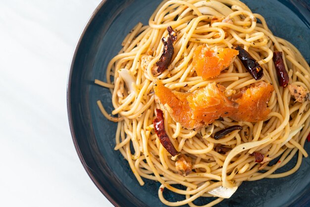 Smażone spaghetti z łososiem i suszonym chilli