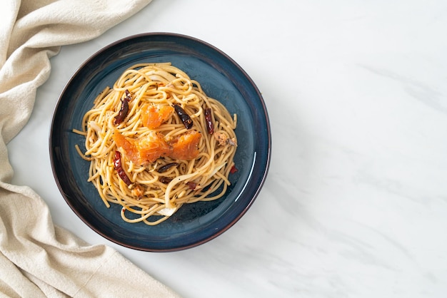 Smażone spaghetti z łososiem i suszonym chilli