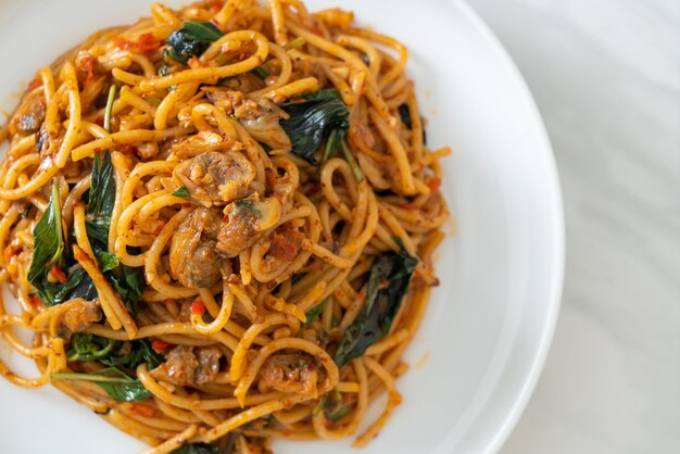 Smażone spaghetti z małżami i pastą chili - Fusion food style