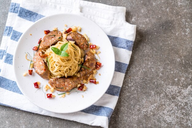 Smażone spaghetti z Sai Aua (pikantna tajska kiełbasa Notrhern)