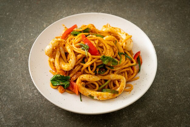 Smażone Spaghetti Z Solonym Jajkiem I Kałamarnicą - W Stylu Fusion