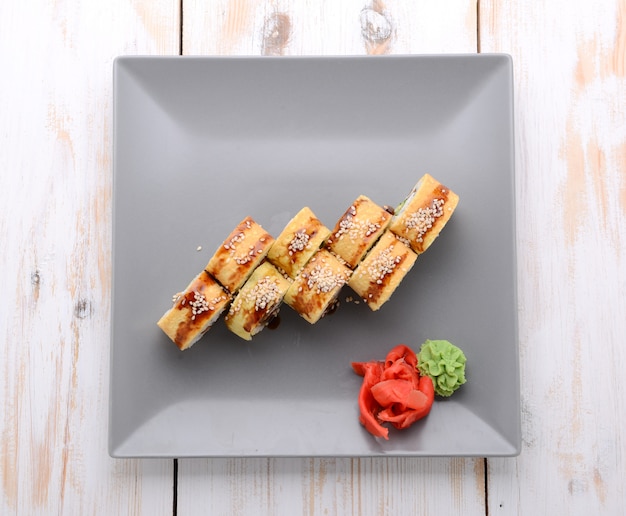 Smażone sushi roll z węgorzem i japońskim omletem