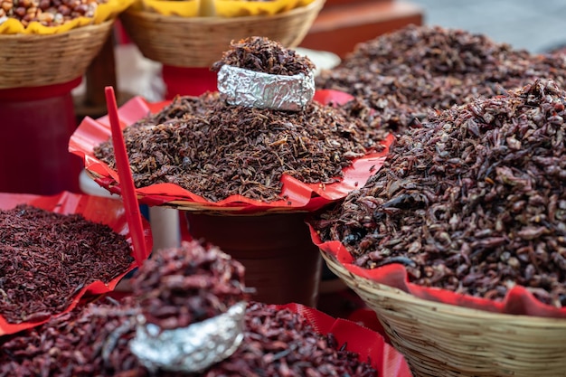 Zdjęcie smażone szarańcze na targu w oaxaca w meksyku