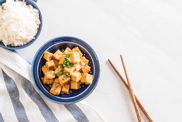 Smażone tofu w misce z sezamem