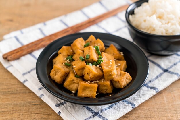 Smażone tofu w misce z sezamem