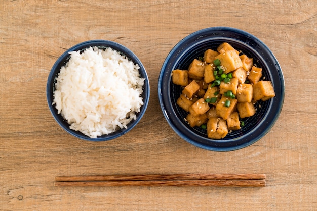 Smażone Tofu W Misce Z Sezamem