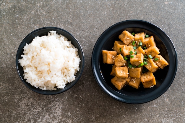 Smażone tofu w misce z sezamem