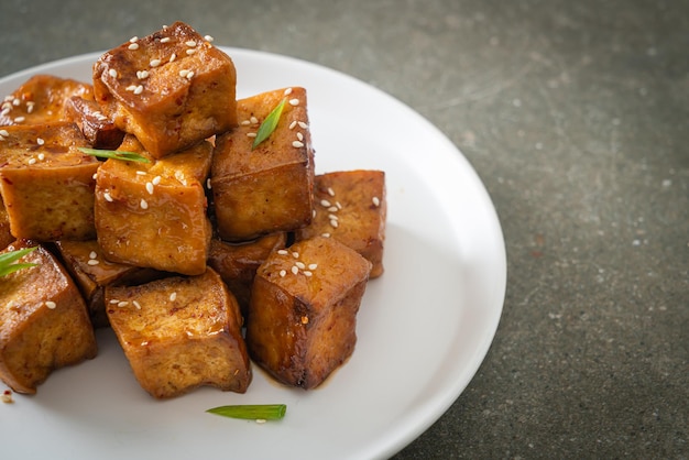 Smażone Tofu Z Białym Sezamem I Sosem Teriyaki