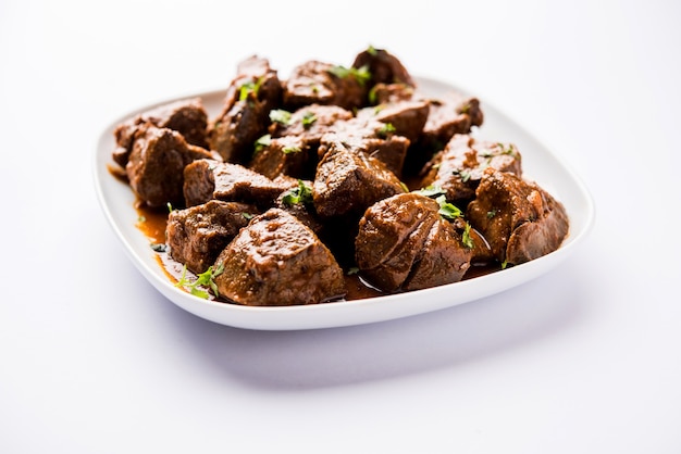 Smażone wątróbki z baraniny lub Kaleji masala, popularny niewegetarianski przepis z Indii i Pakistanu. podawane na sucho lub z curry w misce, karahi lub na talerzu