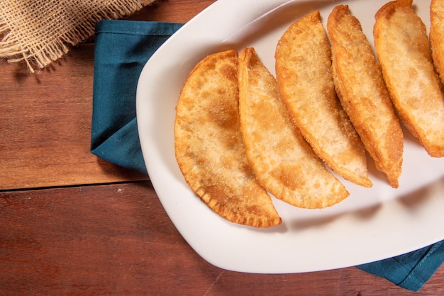 Smażone Wypieki Pastelowe Frito Brasileiro Na Drewnianym Stole Pastel De Carne