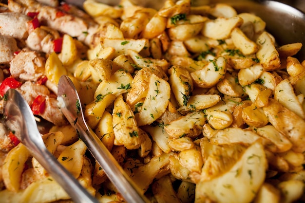 smażone ziemniaki i mięso z bliska, food court