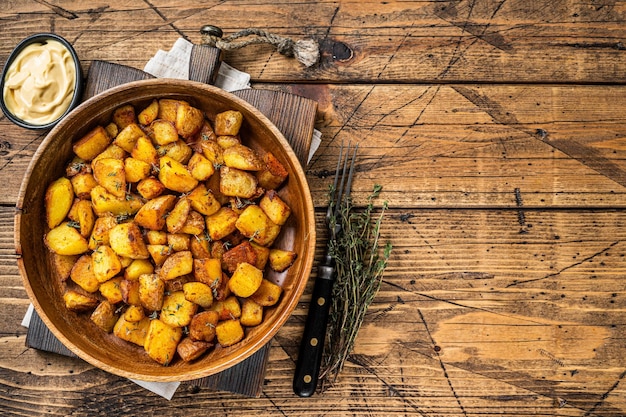 Smażone ziemniaki - Patatas bravas tradycyjne hiszpańskie tapas z ziemniakami. drewniane tła. Widok z góry. Skopiuj miejsce.