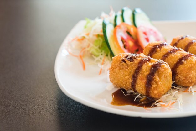 Smażone ziemniaki z sosem Tonkatsu