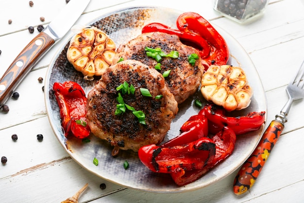 Smażony befsztyk lub kotlet w boczku