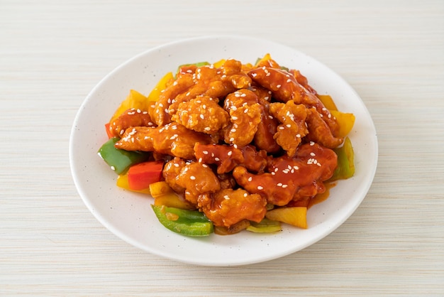 smażony chrupiący kurczak z sosem słodko-kwaśnym po koreańsku