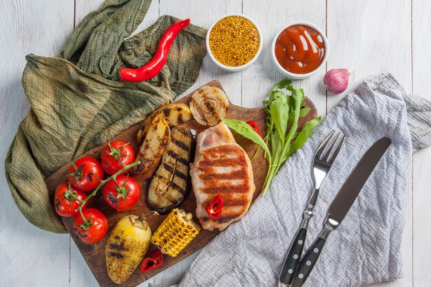 Zdjęcie smażony filet wieprzowy i grillowane warzywa, pyszny obiad z grilla,