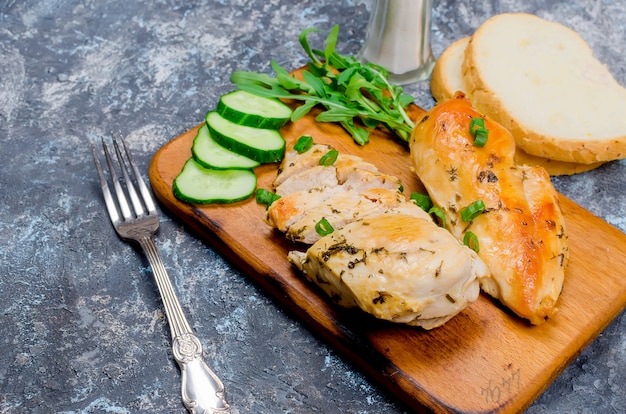 Smażony filet z kurczaka i warzywa na lunch