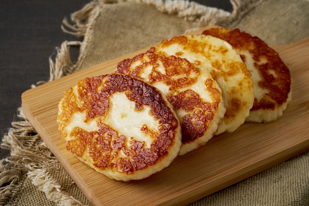 Smażony grecki halloumi smażony na Cyprze. Lchf, pegan, fodmap, paleo, scd, keto