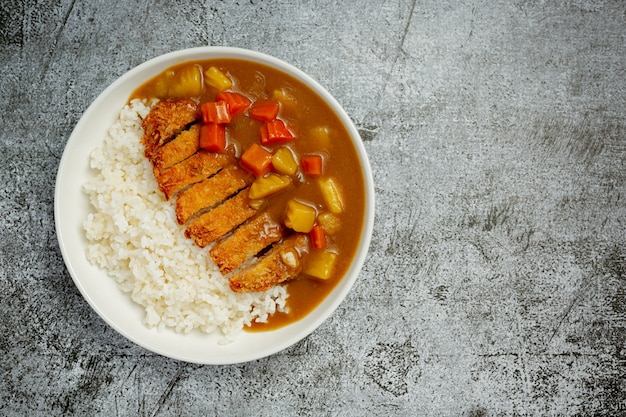 Smażony Kotlet Schabowy Curry Z Ryżem Na Ciemnej Powierzchni