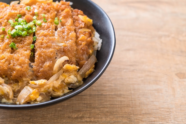 smażony kotlet wieprzowy miska ryżu (Katsudon)