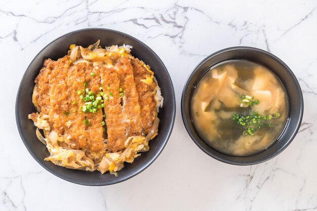 smażony kotlet wieprzowy miska ryżu (Katsudon)