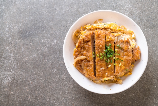 smażony kotlet wieprzowy miska ryżu (Katsudon)