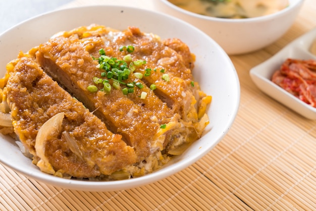 smażony kotlet wieprzowy miska ryżu (Katsudon)