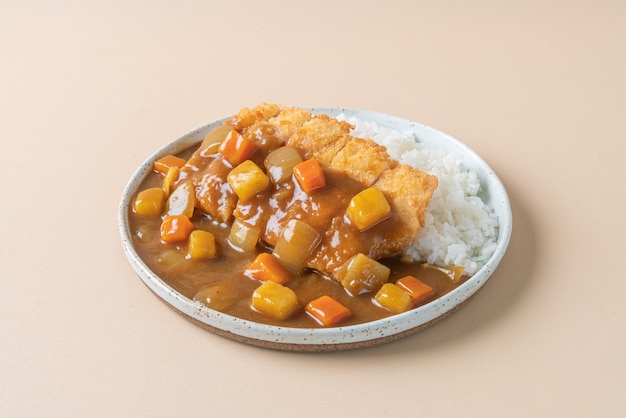smażony kotlet z kurczaka w curry z ryżem - po japońsku
