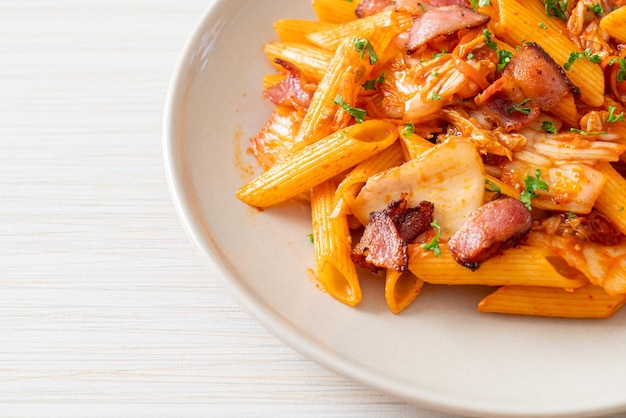 smażony makaron penne z kimchi i boczkiem - dania fusion