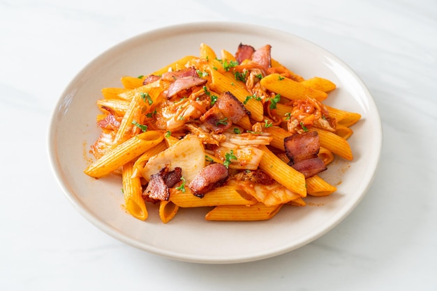 Smażony makaron penne z kimchi i boczkiem