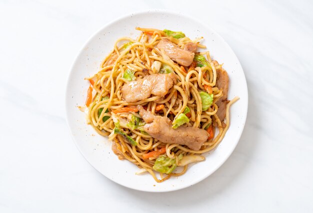 Smażony Makaron Yakisoba Z Wieprzowiną