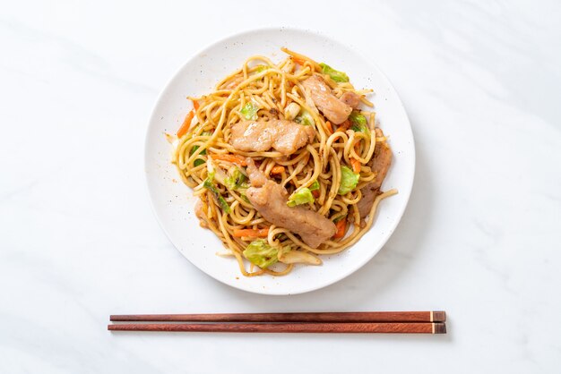 smażony makaron yakisoba z wieprzowiną