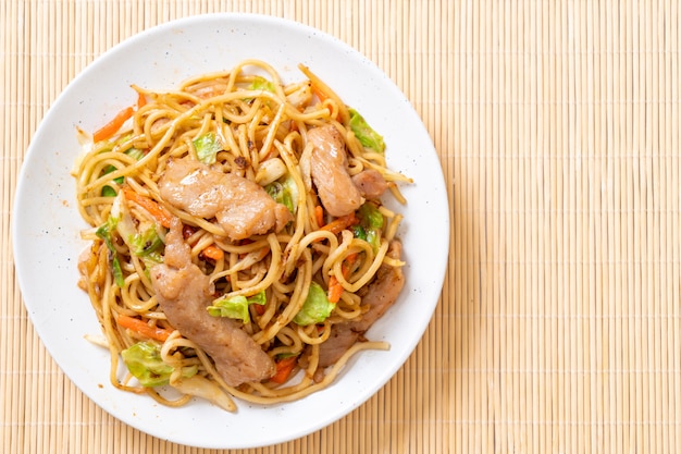 smażony makaron yakisoba z wieprzowiną