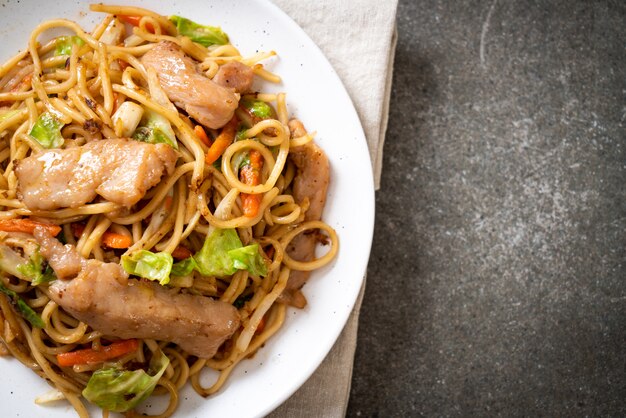 smażony makaron yakisoba z wieprzowiną