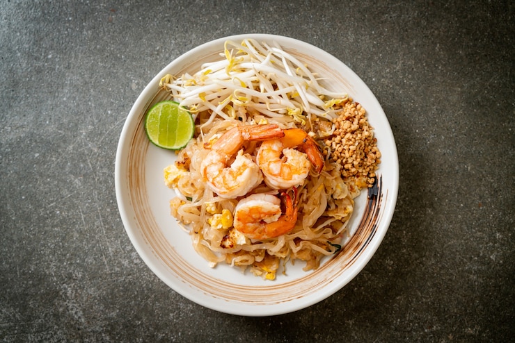 Zdjęcie smażony makaron z krewetkami i kiełkami lub pad thai - kuchnia azjatycka