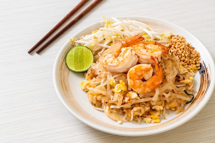 Zdjęcie smażony makaron z krewetkami i kiełkami lub pad thai - kuchnia azjatycka