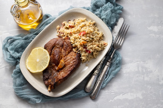 Smażony Miąższ Ze świeżym Tabbouleh Na Małym Talerzu Na Ceramice