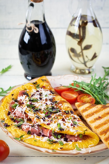 Smażony omlet nadziewany kiełbasianymi pomidorami i serem Pyszne łatwe śniadanie