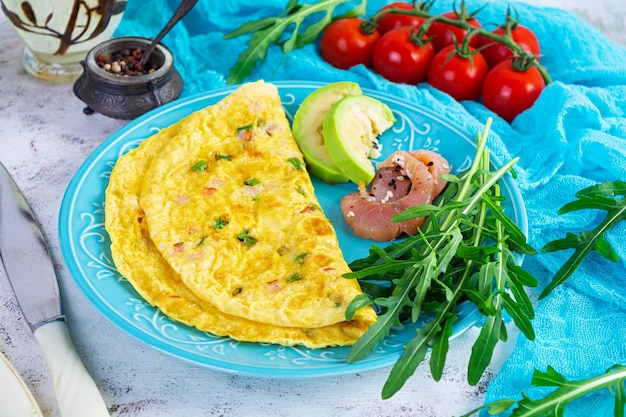 Smażony Omlet Z Szynką Cebula I Ziołami Śniadanie z Jajecznicą