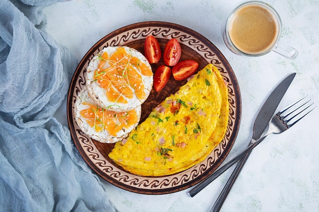 Smażony Omlet Z Wołowiną I Ziołami. Pyszne śniadanie Z Jajkiem, Dmuchanym Ciastem Ryżowym I łososiem. Widok Z Góry