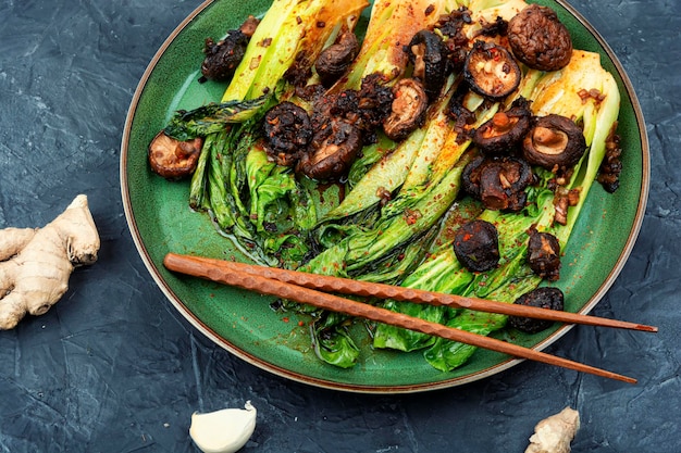 Smażony Pak Choi i chiński grzyb