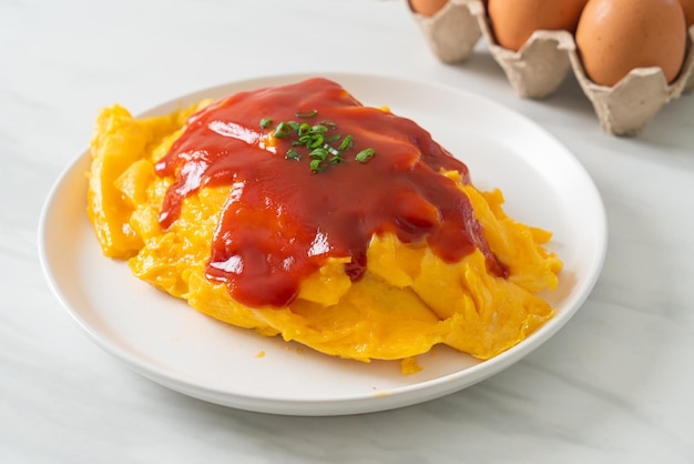 Smażony Ryż Smażony w Zawijaniu Omlet lub Omurice po Japońsku - Azjatycka kuchnia