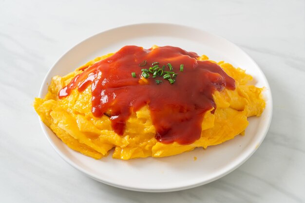 Smażony Ryż Smażony w Zawijaniu Omlet lub Omurice po Japońsku - Azjatycka kuchnia