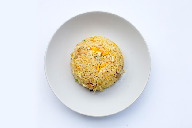 Smażony ryż w białym talerzu na białym tle
