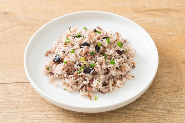 Smażony Ryż z Chińskimi Oliwkami i Mieloną Wieprzowiną - po azjatycką kuchnię