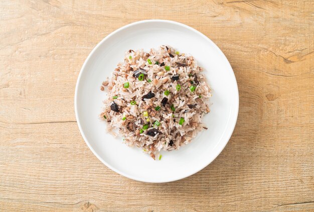 Smażony ryż z chińskimi oliwkami i mieloną wieprzowiną w stylu kuchni azjatyckiej