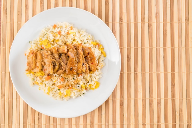 smażony ryż z grillowanym kurczakiem i sosem teriyaki