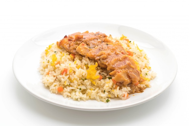 smażony ryż z grillowanym kurczakiem i sosem teriyaki