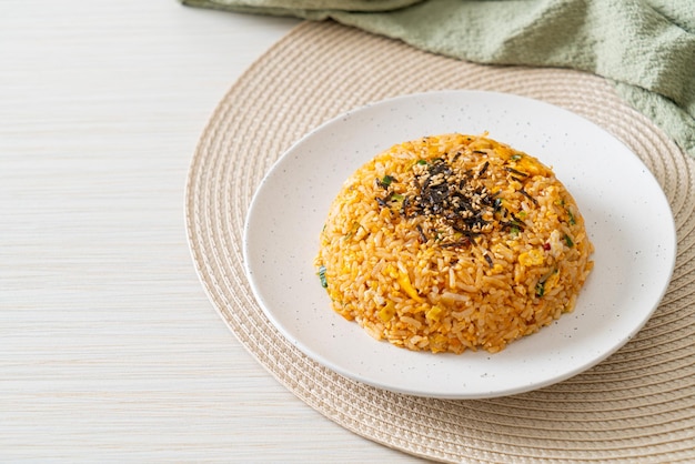 smażony ryż z jajkiem po koreańsku - azjatyckie jedzenie
