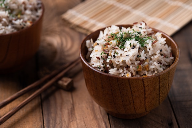 Smażony ryż z warzywami i ziarnami